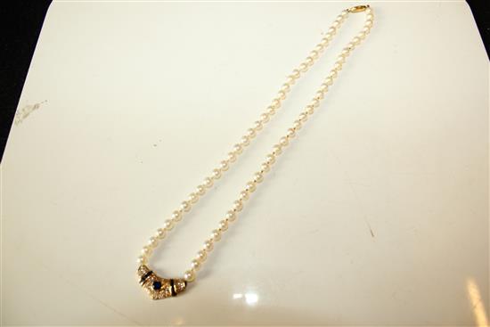 Single strand cultured pearl necklace with 18ct gold diamond and sapphire clasp(-)